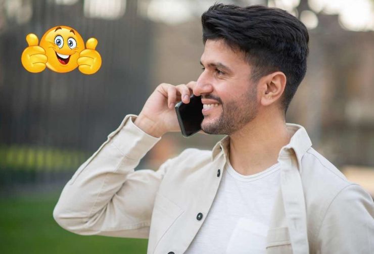 l'homme parle au téléphone