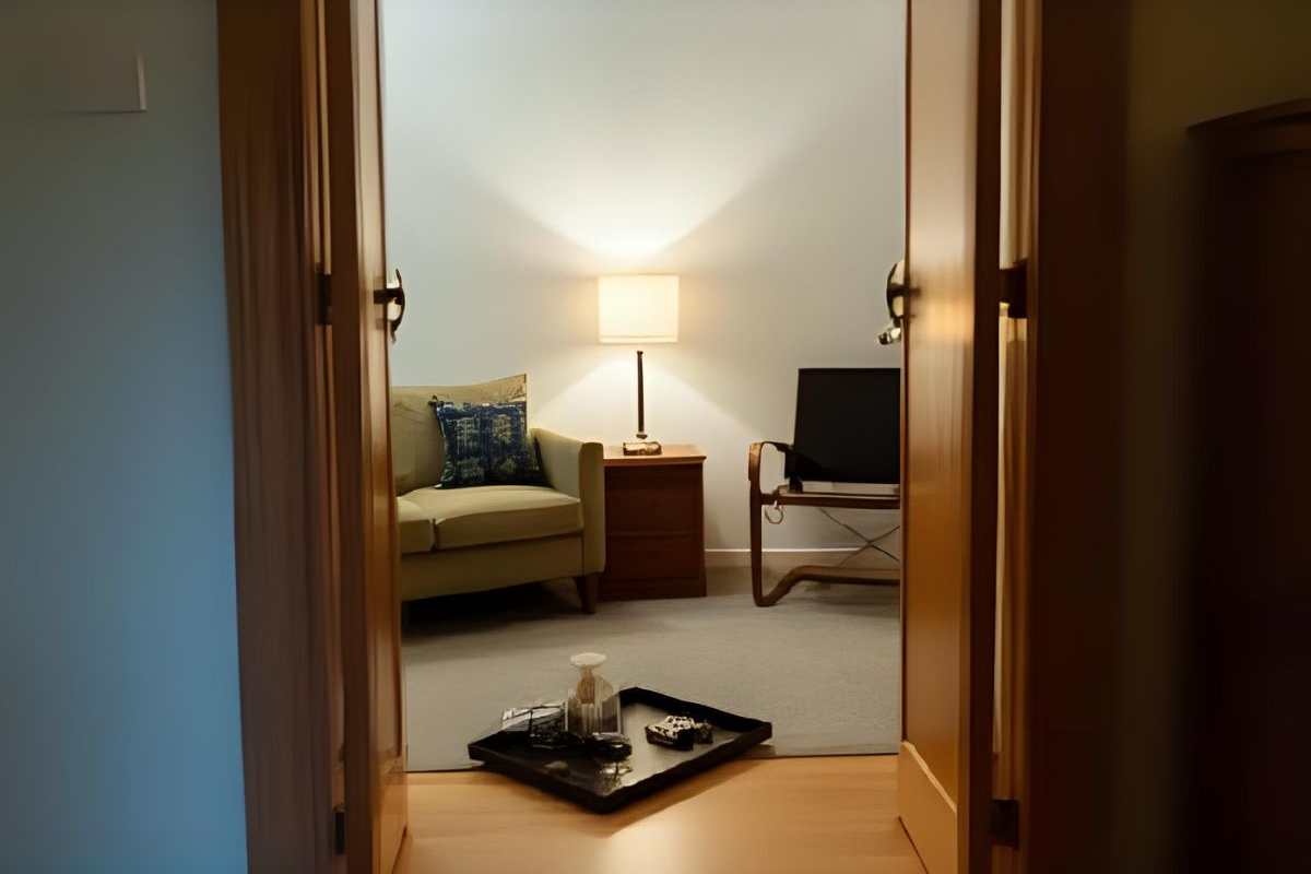 Petit meuble d’entrée avec vide-poches, clés, téléphone et lampe allumée