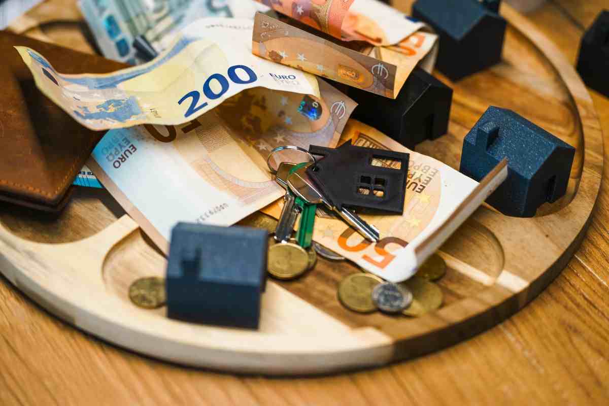 Clés de maison et argent