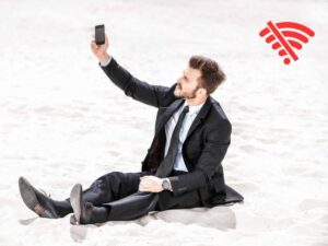 un homme cherche un signal téléphonique