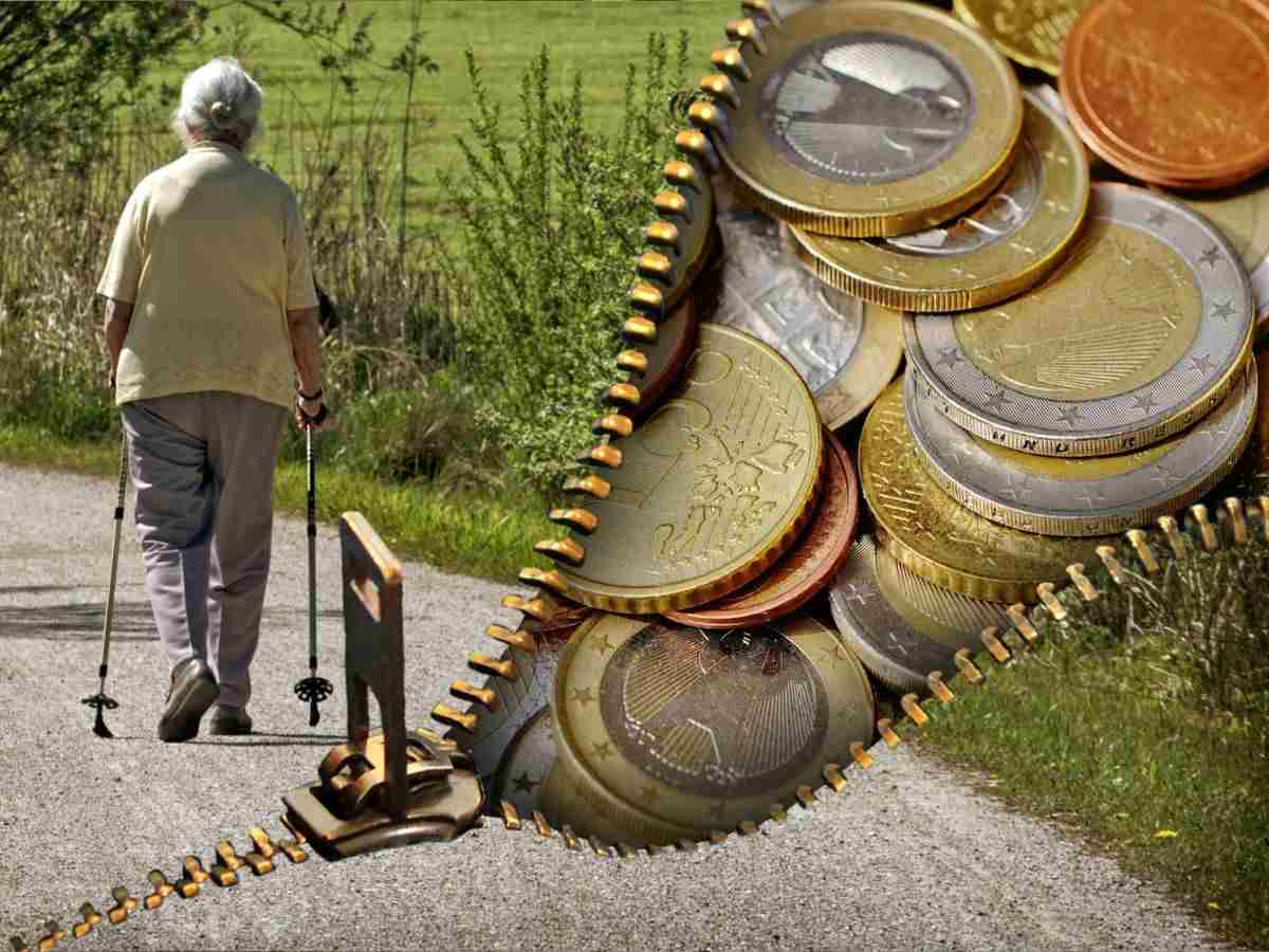 Donna in pensione e monete