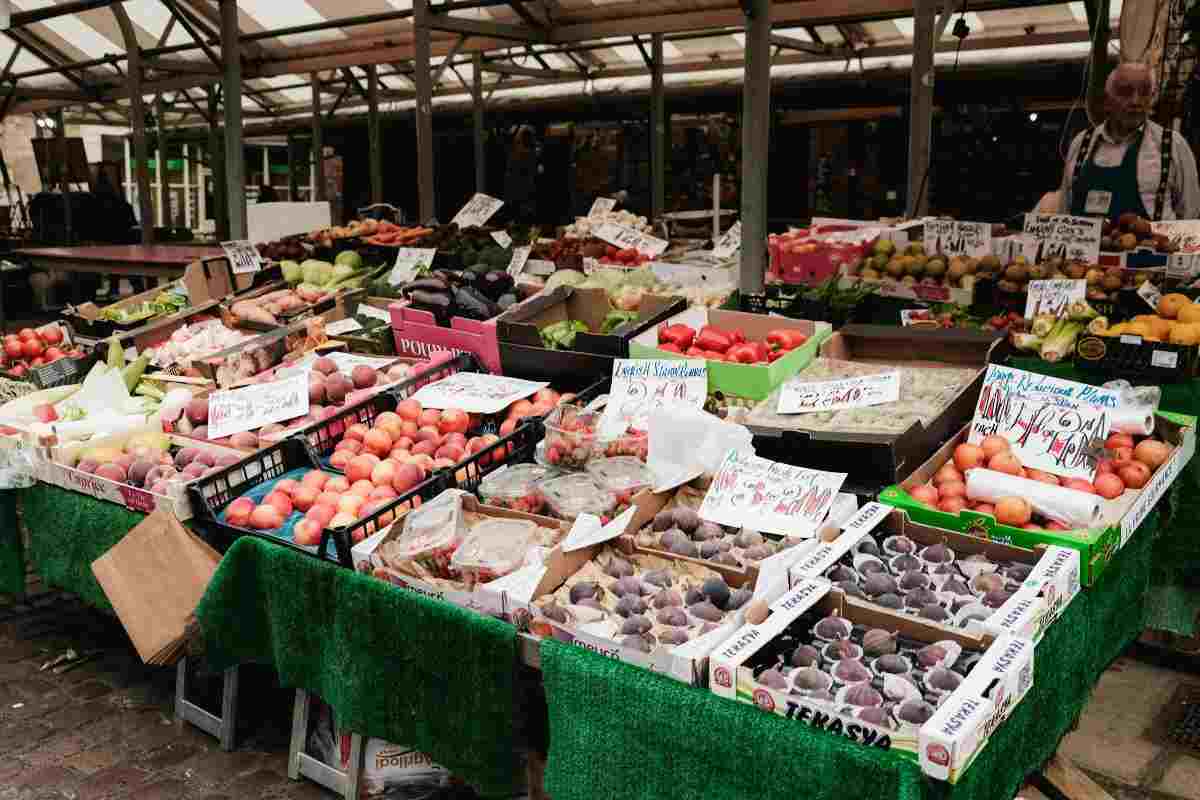Un stand de marché proposant des produits locaux