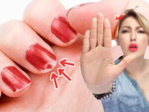 vernis à ongles retiré et femme faisant un signe d'arrêt avec ses mains