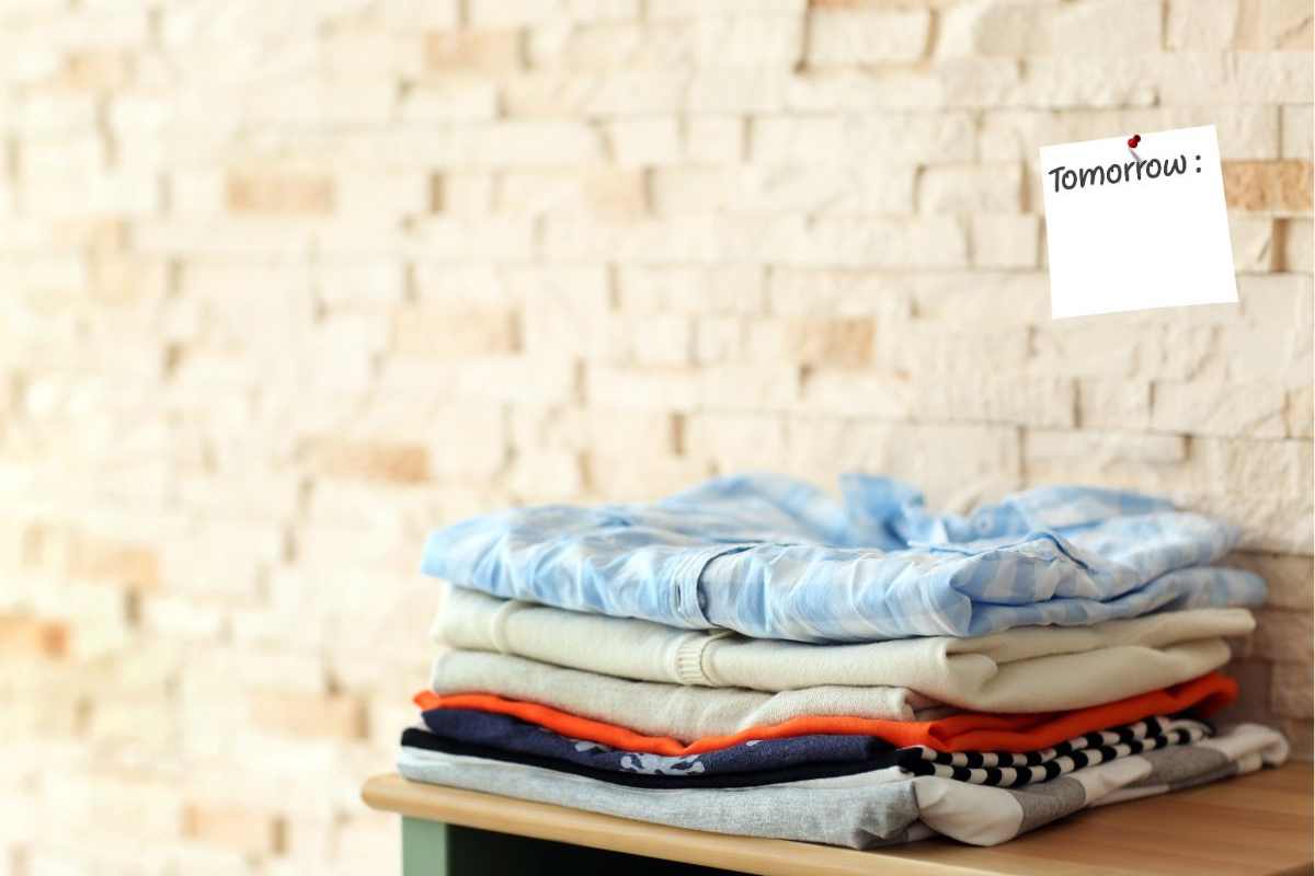 Vêtements préparés sur un chevet dans une chambre