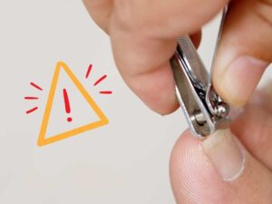 une femme coupe les ongles et signale un danger