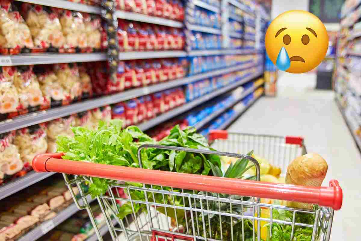 chariot entre les allées du supermarché