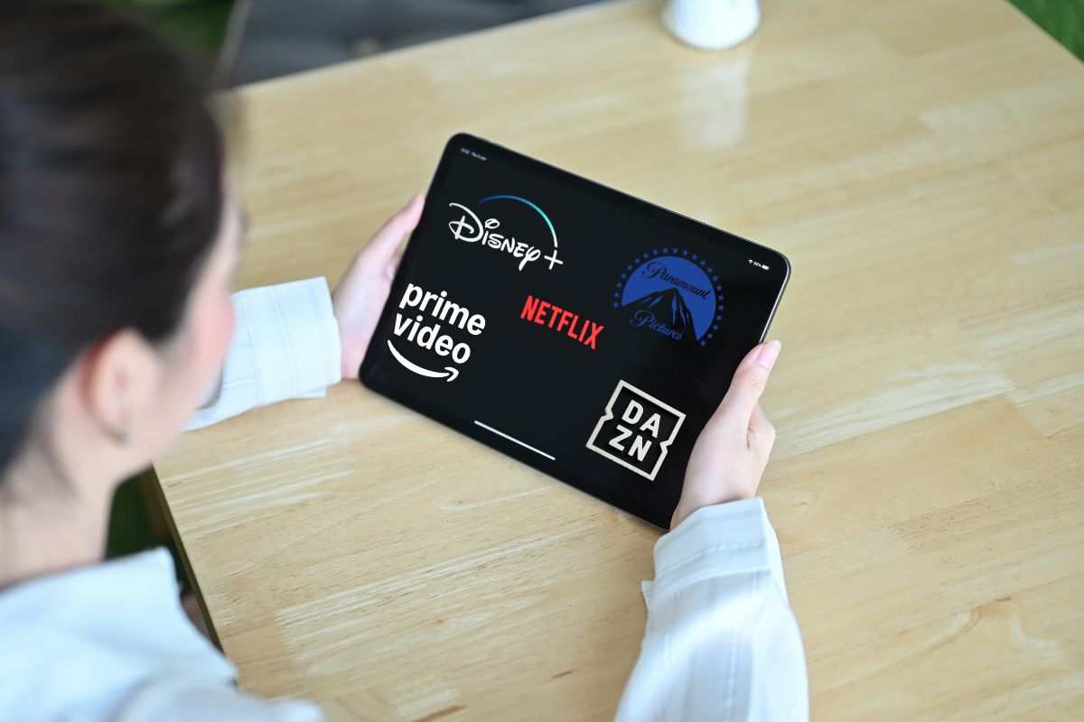 Personne qui consulte ses abonnements aux plateformes en ligne