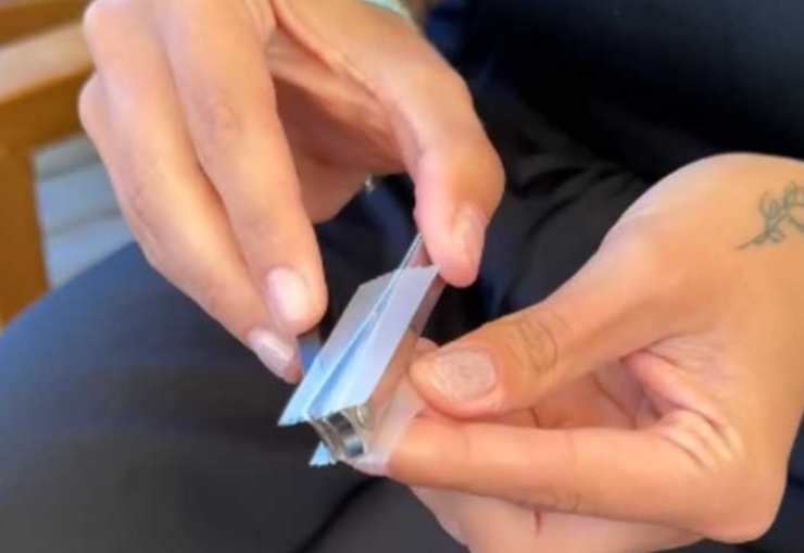 femme avec un coupe-ongles