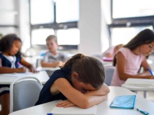 une petite fille qui montre sa pression scolaire