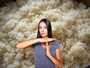 Femme disant stop, avec en arrière-plan du riz trop cuit.