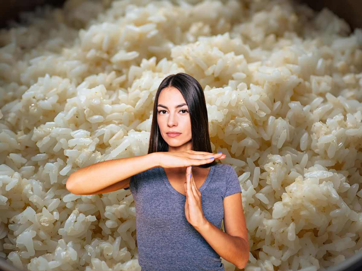 Femme disant stop, avec en arrière-plan du riz trop cuit.