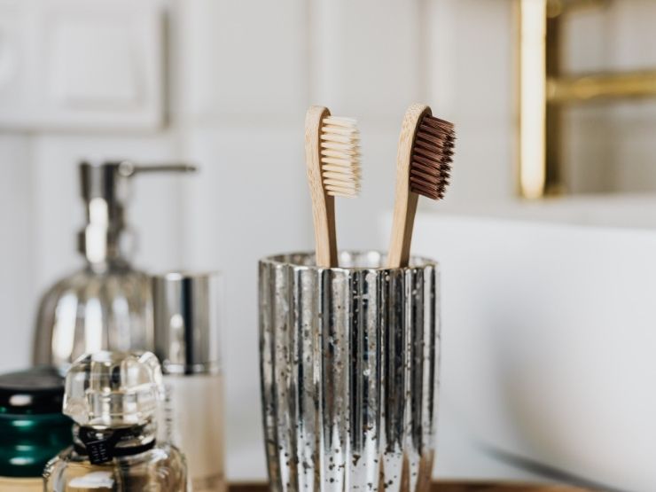 verre avec brosse a dents