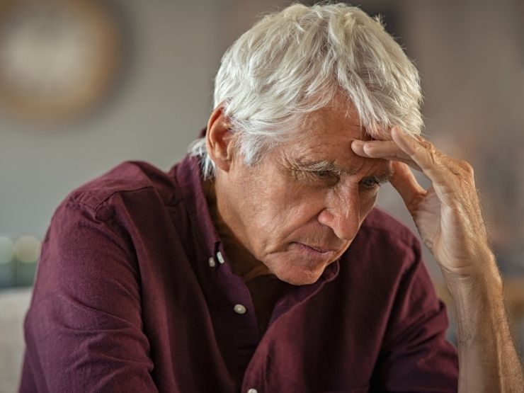 Homme avec mal de tête