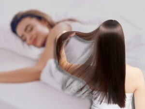 Femme endormie, au premier plan des cheveux lisses