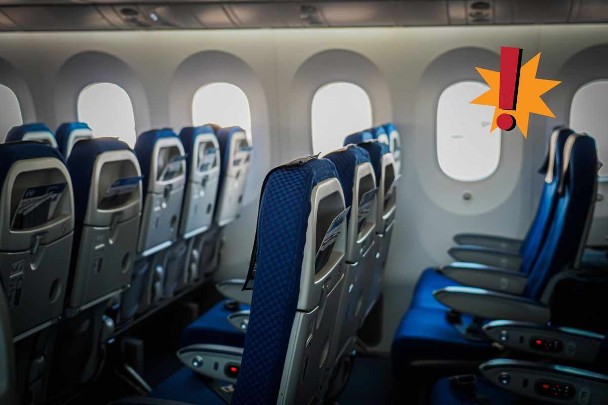 Sièges et compartiment à bagages de l’avion