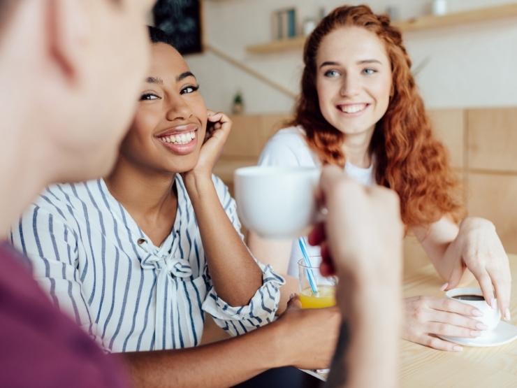 personne qui boivent un cafè