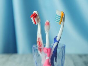 verre avec brosse a dents