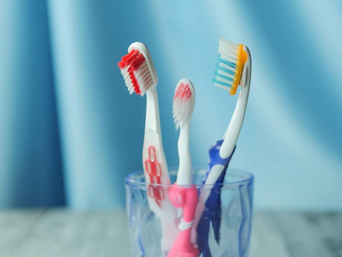 verre avec brosse a dents