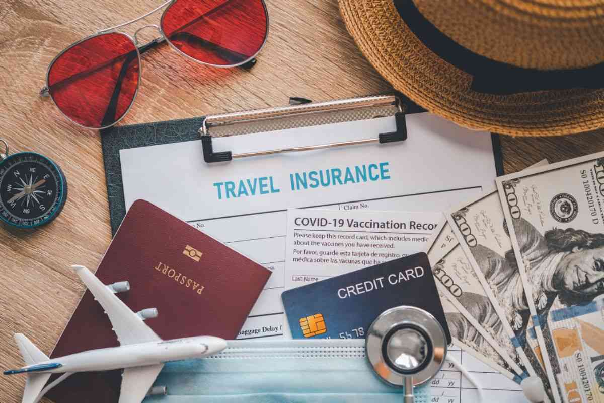 assurance voyage, avion et valise miniature