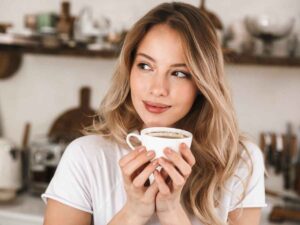 femme qui bois le cafè