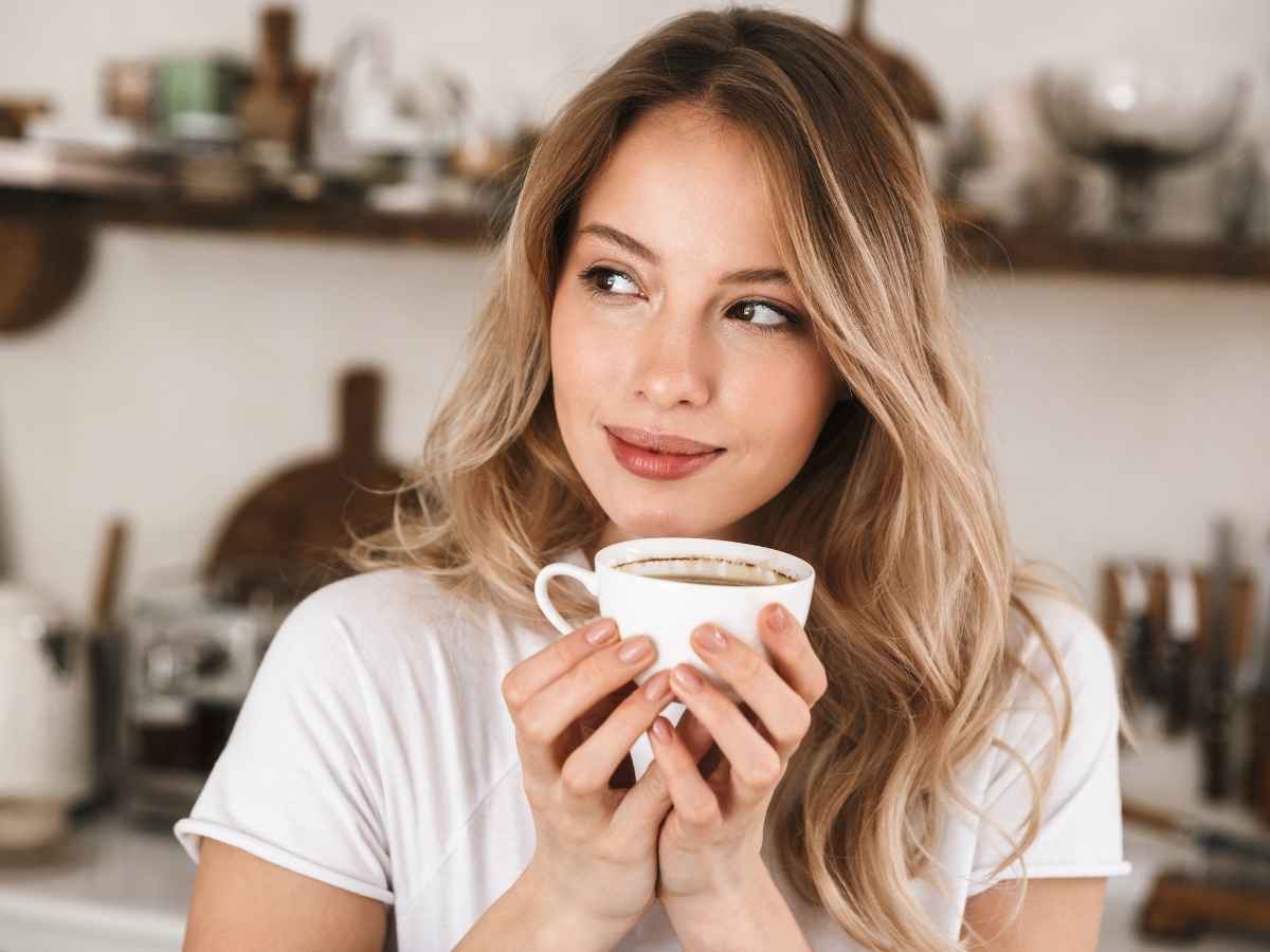 femme qui bois le cafè