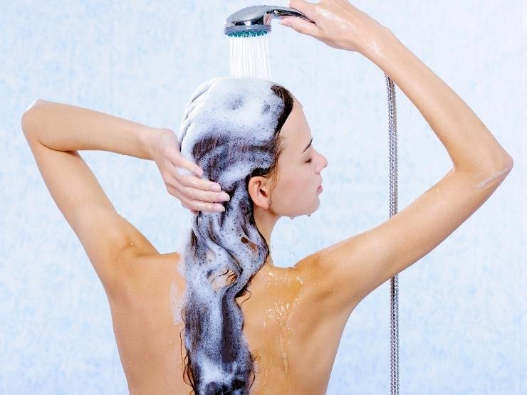 femme sous la douche