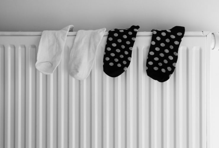 vêtements sur les radiateurs