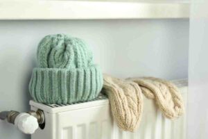 vêtements sur les radiateurs